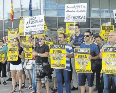  ?? EL PERIÓDICO ?? Protesta de afectados por las cláusulas suelo en la Ciudad de la Justicia de Zaragoza.