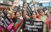  ?? PIC BY BL SONI ?? Slum-dwellers protesting on Tuesday against the forceful survey to be conducted by the authoritie­s.