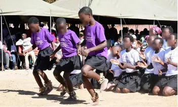  ??  ?? Primary school students entertaini­ng guests through traditiona­l dance