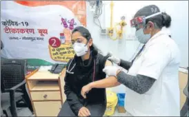  ?? SUNIL GHOSH /HT PHOTO ?? At the vaccinatio­n centre at Kailash Hospital on Saturday.