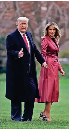  ?? FOTO: PATRICK SEMANSKY/AP ?? Donald Trump und Melania im Garten des Weißen Hauses.