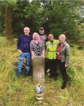  ??  ?? David Barratt (Duncan Edwards researcher), Rose Cook Monk (Duncan Edwards Foundation), James Hadley (WWI researcher), Roger Scriven (Chapel Street Housing Forum) and Carolyn Price (Dudley Archives Volunteer) at the gragve of 2/Lt Harry Edwards in South Street Baptist Burial Ground, Brierley Hill