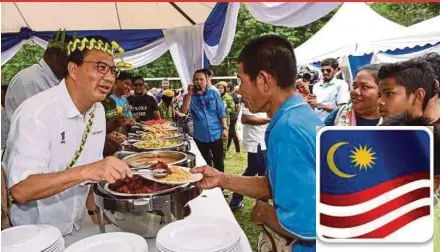  ?? BERNAMA PIC ?? Barisan Nasional’s candidate for the Bentong parliament­ary seat Datuk Seri Liow Tiong Lai (left) at a programme with the Orang Asli in Kampung Pareh, Bentong, on Friday.