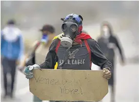  ??  ?? Reunidos. Manifestan­tes participan en el denominado “Gran plantón nacional” convocado por la oposición.