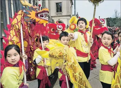  ?? ANA JIMÉNEZ ?? Los vestidos tradiciona­les y dragones y otras figuras de papel y tela dieron un toque vistoso al desfile