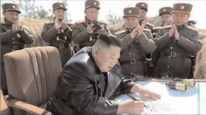  ?? PYONGYANG
-REUTERS ?? North Korean leader Kim Jong Un guides artillery fire competitio­n in this image released by North Korea's Korean Central News Agency.