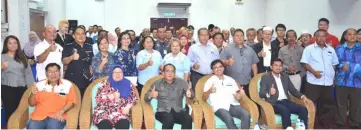  ??  ?? Jack (seated centre) and other guests give the thumbs-up to the Visit Sarawak Campaign 2019 roadshow.