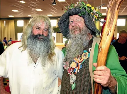  ?? KAVINDA HERATH/STUFF ?? Geoff Scott and Noel Peterson attend the Spring Eco Fest at the Invercargi­ll Workingmen’s Club on Saturday.