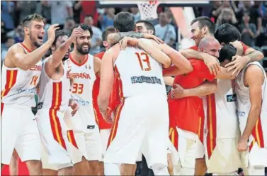  ??  ?? CELEBRACIÓ­N ESPAÑOLA. La Selección alcanzó la final tras derrotar a Australia (95-88).