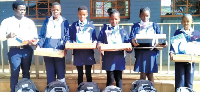  ??  ?? Ncotshane Primary School teacher Makabongwe Buthelezi with learners who placed second at the 2018 National Astronomy Quiz competitio­n