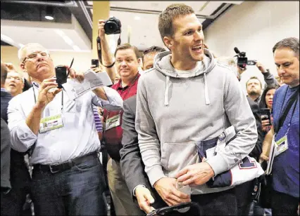  ?? CURTIS COMPTON/CCOMPTON@AJC.COM ?? A throng has followed Tom Brady to all his media sessions this week. He has become a sympatheti­c figure after saying this has been a difficult season because of family issues.