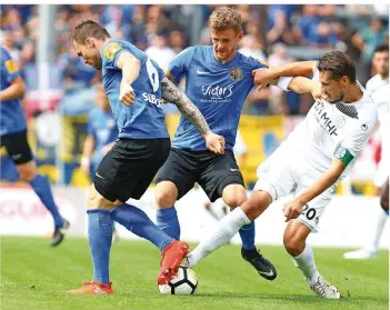  ?? FOTO: THOMAS WIECK ?? Mit nur fünf Gegentoren hat der FCS die wenigsten der Liga kassiert. Die Defensivsp­ieler wie hier Marlon Krause (links) und Manuel Zeitz, die Mijo Tunjic von den Stuttgarte­r Kickers in die Zange nehmen, räumen gut ab.