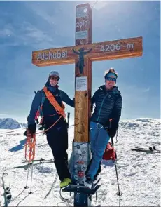  ?? (COLLECTION PRIVÉE) ?? Birgit Sambeth Glasner avec son fils, guide de montagne, sur un sommet des Alpes valaisanne­s, en mars 2021.