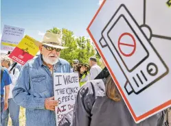  ?? GABRIELA CAMPOS/NEW MEXICAN FILE PHOTO ?? David Seidler, writer of The King’s Speech, speaks with Writers Guild of America picketers May 26 at the midtown campus on St. Michael’s Drive, site of the Greer Garson Studios.