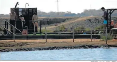  ?? REPORTAJE GRÁFICO. JORDI LANDERO ?? Visitantes en la zona de baño de las Salinas Biomaris, donde existe una piscina de magnesio.