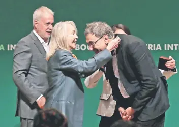  ??  ?? Silvia Lemus entregó la medalla Carlos Fuentes al escritor turco Orhan Pamuk, premio Nobel de Literatura 2006.