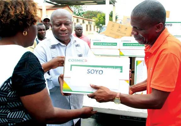  ??  ?? ADOLFO DUMBO | EDIÇÕES NOVEMBRO | SOYO O governador da província do Zaire (ao centro) fez a entrega de medicament­os essenciais e material gastável ao Hospital Municipal do Soyo