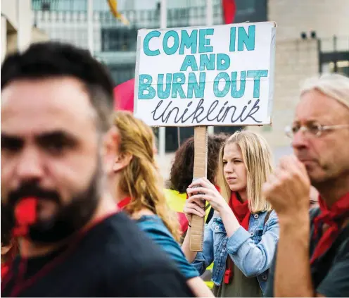  ?? Fotos: dpa/Jana Bauch ?? Protest der Beschäftig­ten der Uni-Kliniken Essen und Düsseldorf vor dem nordrhein-westfälisc­hen Landtag