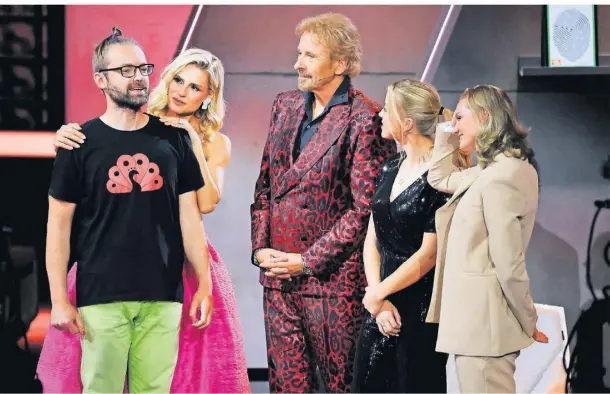  ?? FOTO: PHILIPP VON DITFURTH/DPA ?? Wettkandid­at Marten Reiß (l.) mit Michelle Hunziker, Thomas Gottschalk, Alexandra Popp und Giulia Gwinn (v. l.).