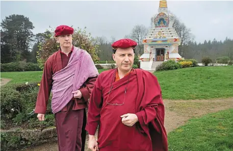  ?? PHOTO DAVID ADÉMAS, OUEST-FRANCE ?? Les moines Jigmé Dordjé et Lama Jigmé Thrinlé Gyasto sortent d’une stoupa, à Plouray.