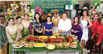  ?? ALDO NELBERT BANAYNAL ?? Mactan Newtown’s executive Tefel Valentino (in blue) is flanked by Department of Tourism’s Judilyn Quiachon (6th from left), Lapulapu City tourism officer Ed Mendez, tourism consultant Josie Hayashi, Miss Lapu-Lapu Chloe Boton Boone, and local performers during the launching of the Cebu Lechon Festival at Mactan Newtown yesterday.