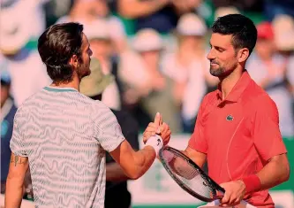  ?? ?? Due generazion­i Novak Djokovic, 36 anni, n.1 Atp, si compliment­a a fine match con Lorenzo Musetti, 22