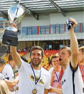  ?? FOTO: SCHLICHTER ?? Routinier Leandro Grech (links) feiert hier gemeinsam mit Jan Washausen und zeigt den Meister-Pokal. Der Argentinie­r wird auch in der kommenden Saison bei der SV Elversberg bleiben.