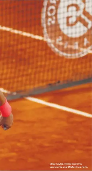  ??  ?? Rafa Nadal celebró sonriente su victoria ante Djokovic en París.