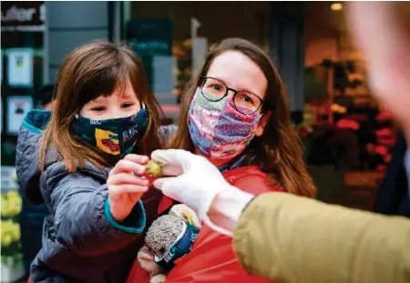  ?? DPA ?? Mehrere Kantone haben die Corona-Massnahmen verschärft und die Maskenpfli­cht schon für Acht- oder Neunjährig­e eingeführt.