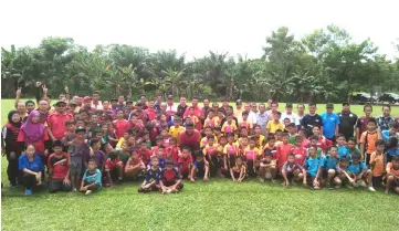  ??  ?? The organisers and guests in a group photo with participan­ts of Football Clinic With Jalil Ramli at the end of the programme on Saturday.