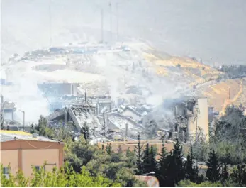 ?? FOTO: DPA ?? Rauch steigt auf über dem Forschungs­zentrum in Barsah, das bei Angriffen der USA, Großbritan­nien und Frankreich stark beschädigt wurde.