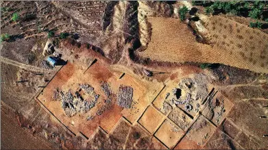  ?? WANG KAIHAO / CHINA DAILY ?? Clockwise from above: An aerial view of the rubble mound tombs at the Niuheliang site in Chaoyang, Liaoning province. A head statue of a goddess is the best-known relic unearthed from the site. PHOTOS PROVIDED TO CHINA DAILY A jade dragon, found at the site, was exhibited at the National Museum of China in Beijing in 2020.