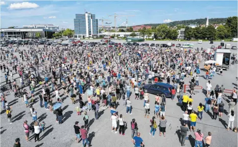  ?? FOTO: FELIX KAESTLE ?? Die Demonstran­ten auf dem Ravensburg­er Oberschwab­enhallenpa­rkplatz versuchen Abstand zu halten.