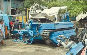  ?? SUNSTAR FOTO / ANDY NICHOL M. BORBON, USC INTERN ?? QUICK SOLUTION. The Mandaue City Government buys its own amphibious dregder equipment to quickly solve problems of river siltation during heavy rains in the city.