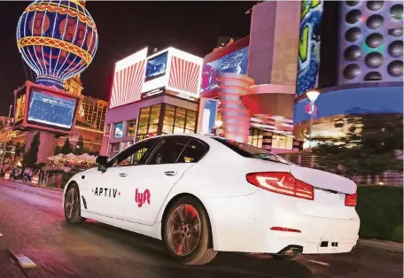  ??  ?? Bei der CES in Las Vegas konnten sich Besucher per Roboter-Taxi durch die Stadt fahren lassen.