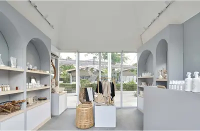  ??  ?? Facing page
Jakarta’s Kumulo Creative Compound comprises 25 DUAdesigne­d micro-shops, each housing a local brand selected by the compound’s founders for its story, process and community spirit