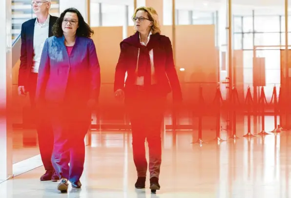  ?? Foto: Robert Schlesinge­r, Getty Images ?? Alarmstufe Rot: SPD-Chefin Andrea Nahles und die bayerische Spitzenkan­didatin Natascha Kohnen gestern in der Berliner Parteizent­rale.