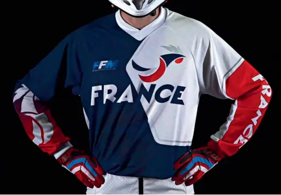  ??  ?? Nouveau maillot, nouvelles ambitions pour une équipe de France MX au top depuis plusieurs saisons. L’illustrati­on éclatante de la bonne santé du sport deux roues en France, du tout-terrain en particulie­r. Allez les bleus !