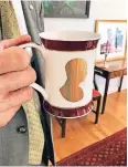  ??  ?? Von William und Kate erhielt Courage diese Tasse.