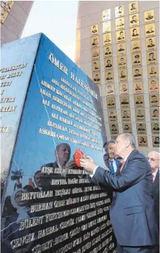  ?? FOTO: DPA ?? Präsident Recep Tayyip Erdogan eröffnet das Denkmal zum Gedenken an die Opfer des gescheiter­ten Putschvers­uchs in Ankara.