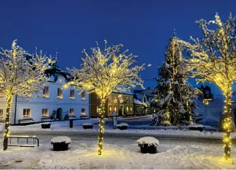  ?? ?? Om snön hinner komma tillbaka till lördag är oklart, men säkert är att det blir stämningsf­ullt när julen ska dansas ut på Stortorget i Laholm.