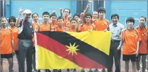  ??  ?? Soh (second right) and SBA secretary Abdul Hadi Abdul Kadir (third left) with the players and officials for the 2011 Inter Team Championsh­ip in Kuala Lumpur.