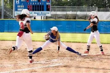  ?? Staff photo by Joshua Boucher ?? Hooks’ Kaylee Pope tags out a runner at first Tuesday against Hughes Springs in Hooks, Texas.