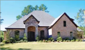  ?? PHOTOS BY LINDA GARNER-BUNCH/Arkansas Democrat-Gazette ?? Luxurious   nishes, such as hand-scraped hardwoods, granite counters and stainless-steel appliances, add to the appeal of this just-completed home.