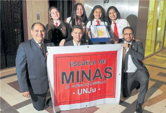  ?? R. DIGILIO ?? Dale campeón. Cinco alumnos y dos profesores de la Escuela de Minas, de Jujuy, tras recibir el premio ayer en el Centro Cultural Kirchner.