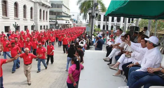  ?? JOSÉ TAPIA ?? Más de 19 mil trabajador­es desfilaron en el municipio de Tampico.