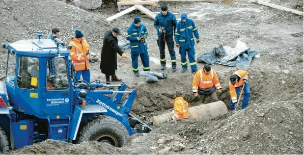  ?? Foto: Silvio Wyszengrad ?? Zwei Tage nach der Entschärfu­ng wurde die Bombe abtranspor­tiert.