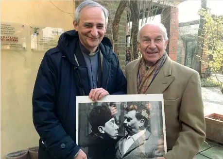  ??  ?? Insieme L’arcivescov­o di Bologna Matteo Maria Zuppi, 63 anni, e l’ex leader di Rifondazio­ne Fausto Bertinotti, 78, ieri con una foto di scena di Don Camillo e Peppone