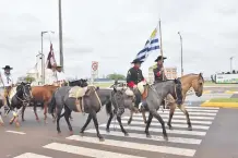  ?? ?? Uno de los caballos está sin jinete; representa al que usaba el general Artigas.