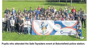  ??  ?? Pupils who attended the Safe Taysiders event at Baluniefie­ld police station.